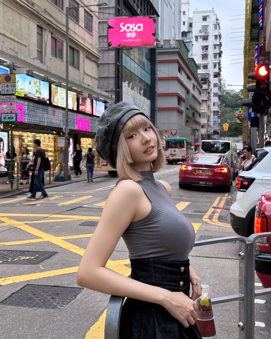 Từ một hiện tượng mạng gây tranh cãi đến hình tượng nữ cổ động viên nóng bỏng của mùa lễ hội, Ảnh Trần một lần nữa trở thành tâm điểm chú ý của truyền thông và cư dân mạng.