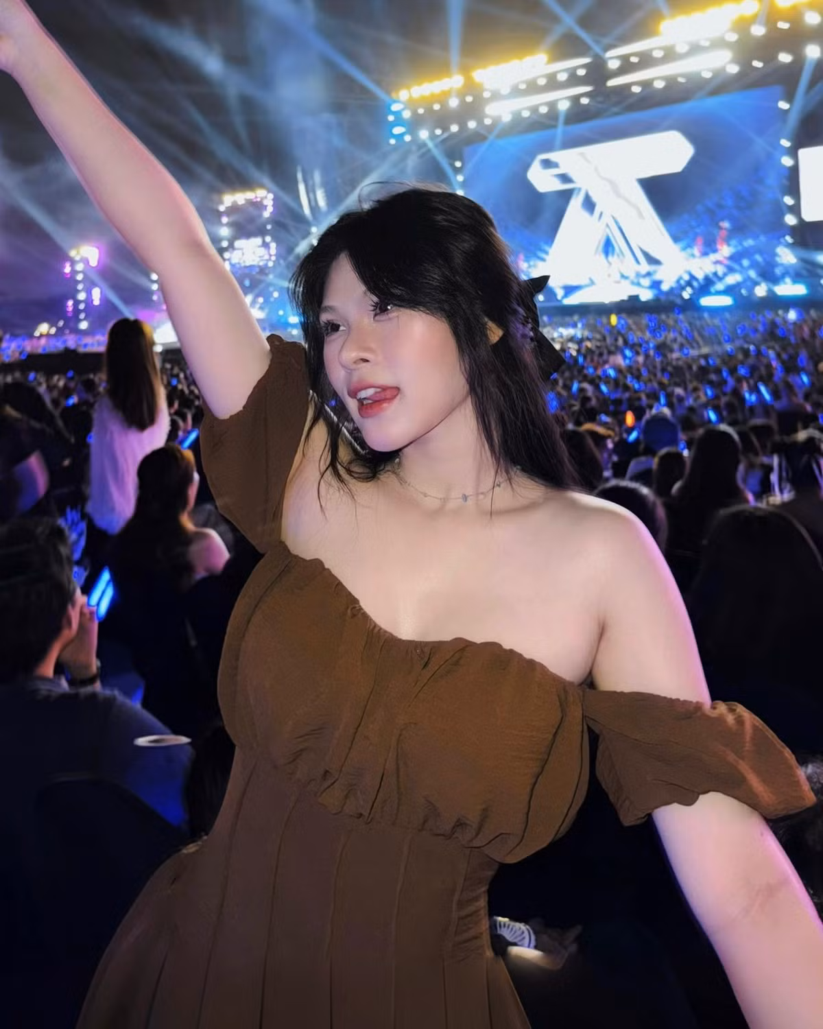 Những bức ảnh chụp bên bờ biển, dưới ánh nắng rực rỡ của Kim Ngân ngay lập tức thu hút hàng nghìn lượt thích và bình luận chỉ sau vài giờ.