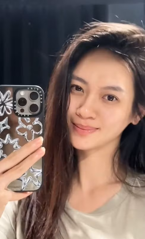 Thúy Quỳnh có những biểu cảm tự nhiên, bối rối hoặc suy tư nhẹ, lộ rõ vẻ chân thật, không bị đóng khung. Ngay cả trong những khoảnh khắc này, làn da của cô vẫn giữ được độ căng khỏe, dù có thể thấy rõ lớp trang điểm nền và một chút ửng hồng trên má.