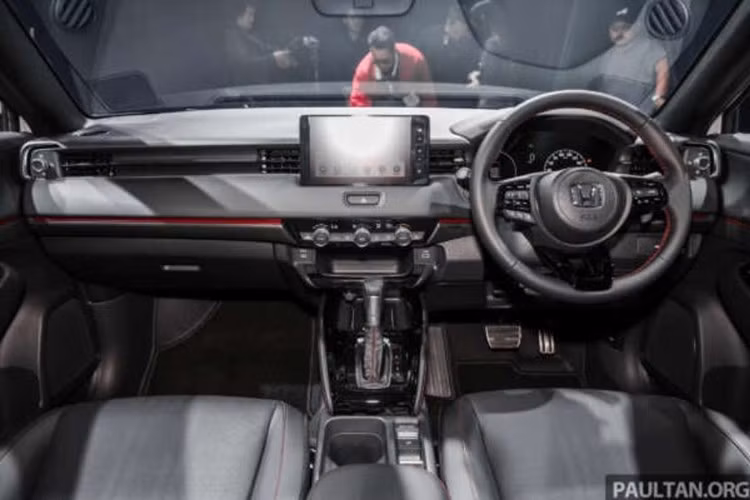 Về nội thất, khu vực bảng điều khiển trung tâm của Honda HR-V 2025 đã được chuyển từ kiểu “bán bao quanh” sang bố cục đối xứng, giúp tạo thêm không gian chứa đồ bên dưới cụm điều khiển điều hòa.