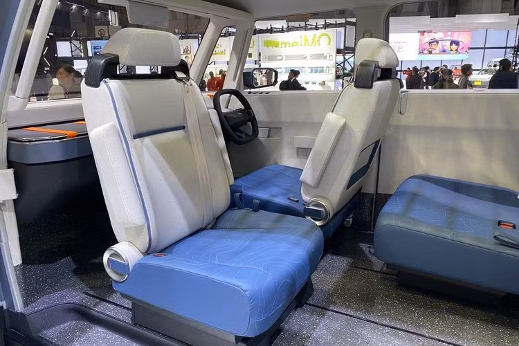 Tin đồn cho biết mẫu MPV mới sẽ giữ lại nhiều nét thiết kế của Toyota X-Van Gear Concept, bao gồm cửa trượt hai bên sườn. Xe có thể không được trang bị cột B, giúp việc ra, vào dễ dàng hơn và không gian bên trong linh hoạt hơn, rất hữu ích cho hoạt động dã ngoại hoặc các chuyến đi cùng gia đình.