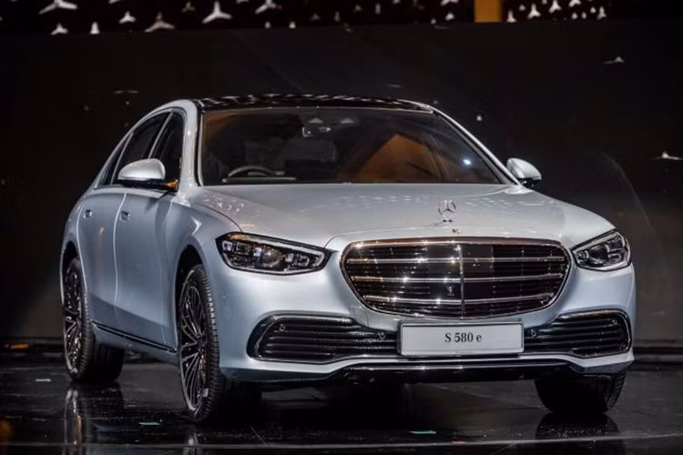 Mercedes-Benz S580e 2025 – 48 dặm ﻿Tiêu hao nhiên liệu: 23 MPG / 63 MPGe. Tổng phạm vi: 470 dặm. Giá khởi điểm: 129.350 USD. Nếu Prius là lựa chọn tiết kiệm, thì S-Class là đại diện của sự sang trọng. Mẫu sedan đầu bảng của Mercedes cung cấp 48 dặm chạy điện – lý tưởng cho các CEO muốn thể hiện hình ảnh "bền vững" mà vẫn đẳng cấp.