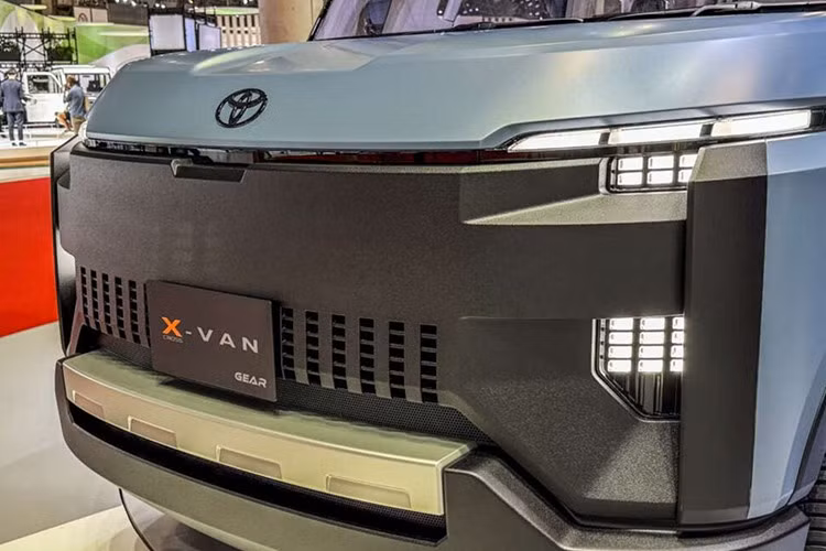 Nếu thực sự đi vào sản xuất thương mại, Toyota X-Van Gear Concept sẽ là lựa chọn cứng cáp hơn so với các đàn anh Noah và Voxy có cùng nền tảng khung gầm. Mẫu xe concept này sở hữu kiểu dáng vuông vức hơn, ốp thân xe bằng nhựa cứng cáp và phong cách thiên về hoạt động ngoài trời.