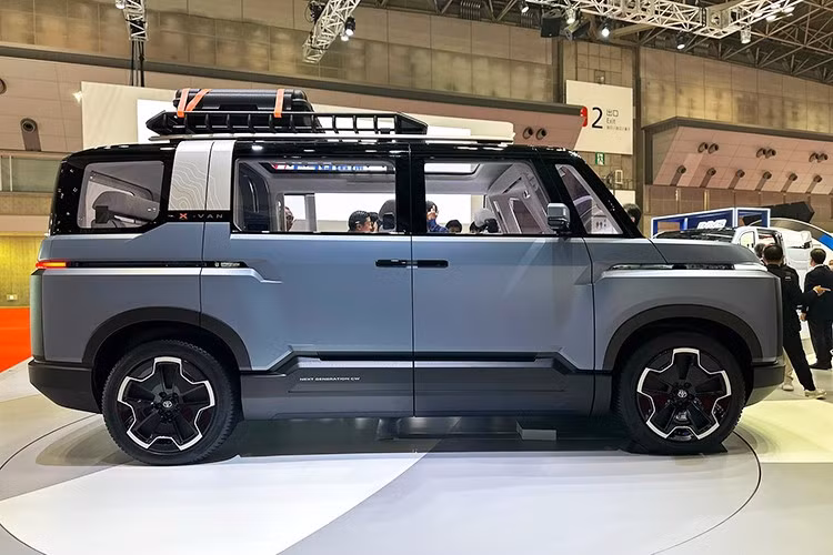Mẫu xe được đề cập phía trên có thể chính là phiên bản sản xuất của Toyota X-Van Gear Concept từng lần đầu tiên được giới thiệu vào năm 2023. Lần gần nhất mẫu xe concept này xuất hiện trên các phương tiện truyền thông là vào tháng 3/2024 khi một loạt bản vẽ bằng sáng chế được lan truyền trên mạng.