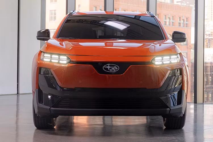 Khi đặt hai xe cạnh nhau, có thể thấy mặt trước của Subaru Uncharted có nhiều chi tiết ốp đen hơn, bao gồm khu vực đặt logo ngôi sao Pleiades đặc trưng. Đèn LED định vị ban ngày nằm phía trên cụm đèn pha chính cũng có kiểu dáng khác biệt, sử dụng họa tiết chấm đứt đoạn thay vì dạng chữ C như Toyota C-HR+.