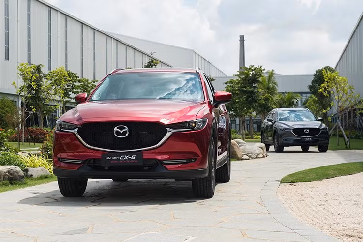 Tuy không nằm ở nhóm giá phổ thông nhất, nhưng với ngân sách ở mức này, người tiêu dùng đã có đủ lựa chọn cho nhu cầu sử dụng thực tế tại gia đình. Đầu tiên phải nhắc đến Mazda CX-5 Deluxe, hiện ở mức hơn 700 triệu giúp mẫu SUV hạng C này trở thành lựa chọn nổi bật và là đối thủ đáng gờm nhất trong danh sách các dòng xe người tiêu dùng Việt lựa chọn.