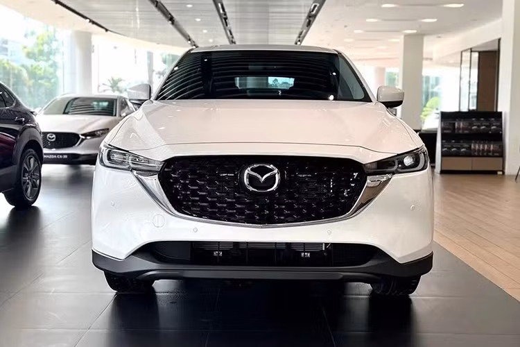 Với mức giá thực tế chỉ còn 714 triệu đồng sau ưu đãi, Mazda CX-5 phiên bản Deluxe mang đến cơ hội hiếm hoi để tiếp cận phân khúc hạng C vốn thường có giá cao hơn đáng kể. Dù chỉ là bản tiêu chuẩn, CX-5 Deluxe vẫn giữ được nhiều trang bị đáng chú ý như đèn LED projector, đèn pha tự động, gạt mưa tự động, ghế da và ghế lái chỉnh điện, những tính năng không phải mẫu xe nào trong cùng tầm giá cũng có được.