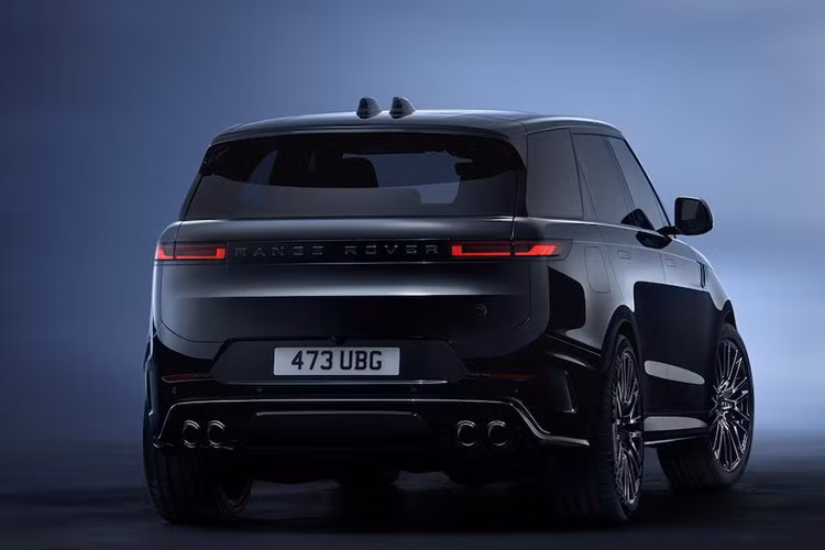 Nội và ngoại thất của xe màu đen đặc biệt, bao gồm biểu tượng tròn Range Rover SV và huy hiệu thương hiệu trên lưới tản nhiệt phía trước, mang đến một phong cách táo bạo và thách thức.