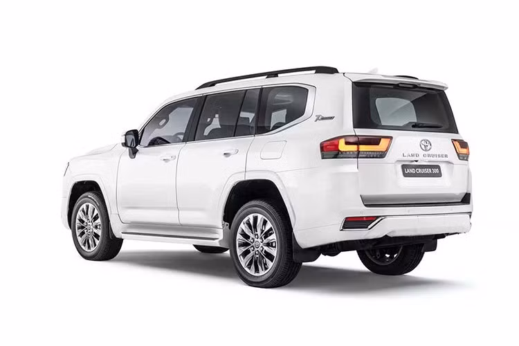 Mặc dù được điện hóa, mẫu xe Toyota Land Cruiser 300 Series HEV vẫn hướng đến khả năng vận hành thực dụng, với hệ thống treo, khung gầm và dẫn động được tinh chỉnh để giữ nguyên năng lực off-road truyền thống.