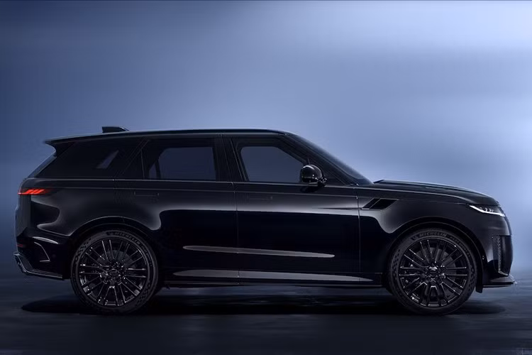 Range Rover Sport SV Black sẽ được giới thiệu trước tại Lễ hội tốc độ Goodwood, Vương quốc Anh, từ thứ năm ngày 10 đến chủ nhật ngày 13 tháng 7 năm 2025. Khách hàng có thể đặt hàng từ cuối năm 2025.