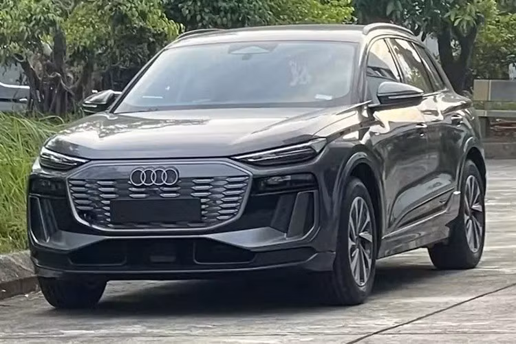 Mới đây, tại 1 trạm đăng kiểm khí thải ở Hà Nội đã có nhiều mẫu xe hot, chưa ra mắt thị trường Việt Nam tề tựu ở đây, động thái này là mở màn cho việc sắp trình làng với giới truyền thông cũng như các khách hàng trong nước, gây chú ý nhất chính là mẫu Audi Q6 e-tron 2025.