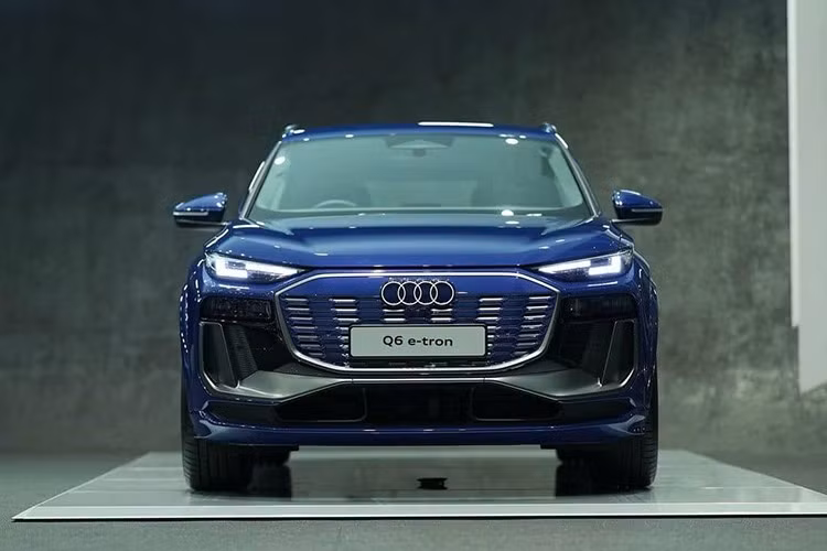 Không chỉ có kích thước khá lớn, mẫu SUV nhà Audi còn mang trên mình thiết kế ngoại thất bắt mắt và không hề nhàm chán như xu hướng thường thấy của ô tô điện. Xe được trang bị lưới tản nhiệt Singleframe đóng kín hoàn toàn, hệ thống đèn trước 2 tầng với dải đèn LED định vị ban ngày nằm bên trên và đèn pha chính ở phía dưới.