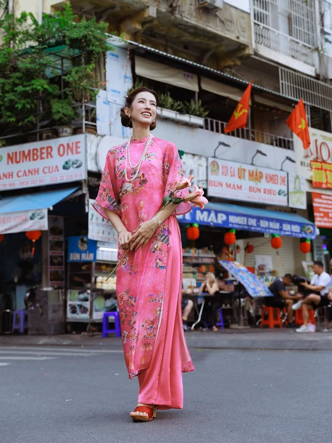 Cộng đồng mạng nhanh chóng dành nhiều lời khen cho bộ ảnh. Nhiều bình luận cho rằng đây là “visual đậm chất điện ảnh”, “đẹp như poster phim”, hay “Sài Gòn nhìn qua tà áo dài bỗng dịu lại hẳn”.