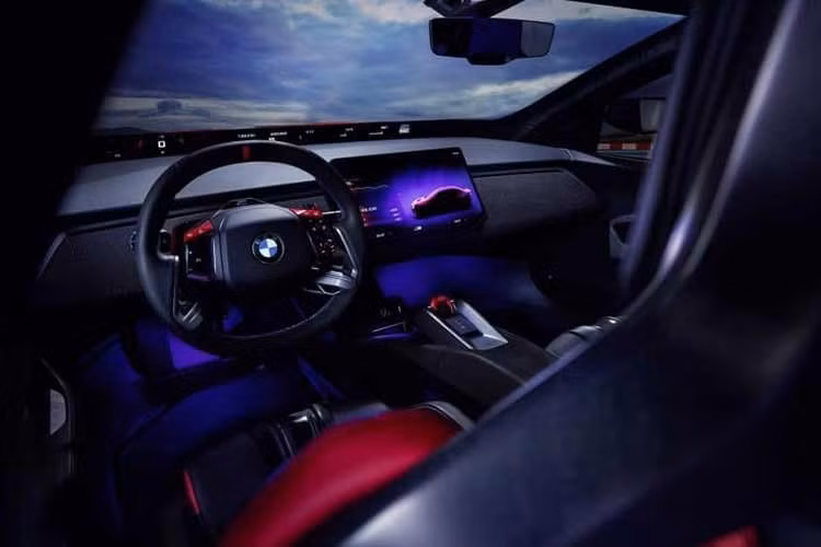 Khoang nội thất tiếp tục sử dụng phần cứng và thiết kế Neue Klasse từ BMW i3, bao gồm hệ thống thông tin giải trí cũng như màn hình BMW Panoramic iDrive đặt ở chân kính chắn gió. Những chi tiết còn lại đều nhấn mạnh đây là một mẫu sedan hiệu suất cao.