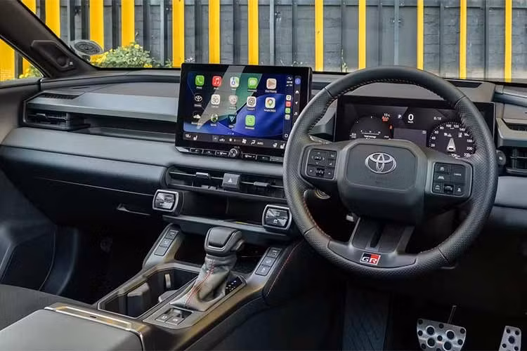 Bên trong cabin, Toyota giữ lối thiết kế đơn giản nhưng bổ sung các chi tiết đậm chất GR như logo trên tựa đầu và vô lăng, lẫy chuyển số sau vô lăng, và bàn đạp nhôm. Không có thay đổi lớn về mặt thiết kế nội thất, nhưng những điểm nhấn nhỏ này giúp tăng cảm giác thể thao cho người lái.