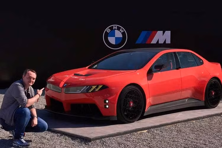 BMW hiện chưa công bố thời điểm ra mắt chính thức của BMW M3 thuần điện nhưng năm 2027 được xem là khoảng thời gian có khả năng cao nhất. Các báo cáo cũng cho biết một mẫu xe kế nhiệm BMW M3 máy xăng sử dụng động cơ 6 xi-lanh kết hợp hệ thống mild hybrid, mang thiết kế và công nghệ Neue Klasse, cũng sẽ được bán song song với phiên bản thuần điện.