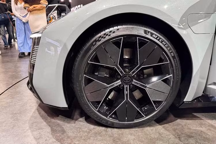 Thiết kế mới này được xem như một biến thể sedan hóa từ ý tưởng SUV điện của Toyota. Ở phần đầu xe, Corolla Concept tiếp tục áp dụng ngôn ngữ thiết kế “hammerhead” đặc trưng của Toyota, lần đầu xuất hiện trên Prius thế hệ thứ 5