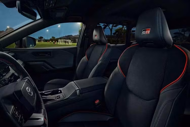 Toyota cho biết, RAV4 GR Sport được phát triển với sự tham gia của các kỹ sư từ bộ phận Gazoo Racing. Dù không chắc những chi tiết khí động học như cánh gió có tác dụng thực sự hay chỉ mang tính hình ảnh, nhưng bản GR rõ ràng không chỉ là một phiên bản "chỉ được cái mác".