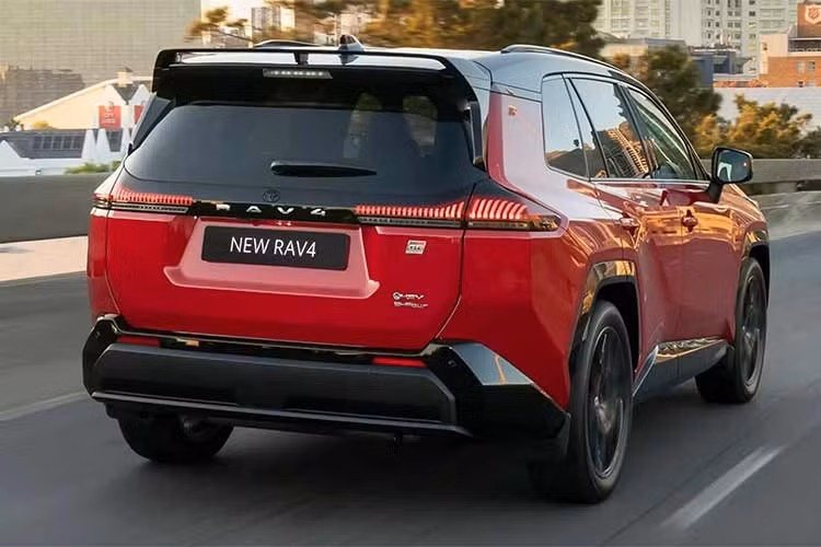 Dòng RAV4 2026 có ba phong cách chính: bản thường, bản Sport và bản địa hình Woodland, giúp khách hàng có đa dạng lựa chọn. GR Sport chia sẻ bộ body kit với bản Sport nhưng được tinh chỉnh mạnh mẽ hơn để tạo dáng vẻ thể thao hơn. Những thay đổi dễ nhận thấy nhất đến từ ngoại thất.