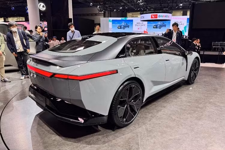 Mẫu xe Toyota Corolla Concept hoàn toàn mới này sở hữu thiết kế phân tách rõ rệt giữa phần thân trên và thân dưới. Khu vực kính được mở rộng đáng kể với kính chắn gió kéo dài sâu về phía sau, kết hợp đường chân kính hạ thấp, tạo hiệu ứng không gian quan sát rộng và thoáng.