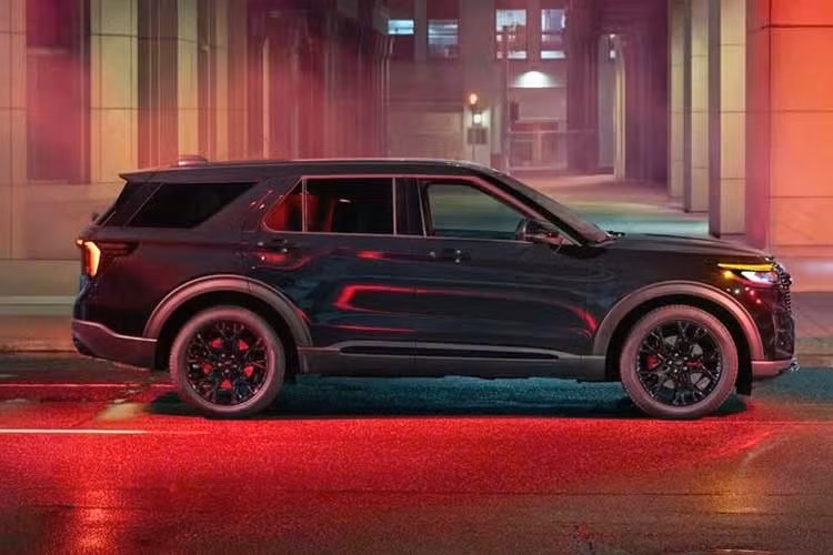 Theo công bố từ Ford, gói Sinister được phát triển dành riêng cho mẫu xe SUV Explorer ST với hàng loạt chi tiết mang tông màu tối đầy cá tính. Những thay đổi đáng chú ý gồm bộ mâm hợp kim 21 inch sơn đen bóng, logo ST tối màu cùng hệ thống đèn định vị ban ngày màu hổ phách.