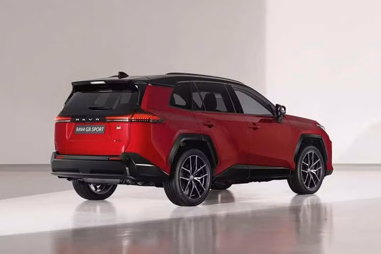 So với các biến thể PHEV, hệ thống hybrid tiêu chuẩn mang đến công suất thấp hơn nhưng vẫn đảm bảo khả năng vận hành linh hoạt trong nhiều điều kiện sử dụng khác nhau. Phiên bản GR Sport HEV tại Nam Phi được phát triển dựa trên cấu hình RAV4 tầm trung, do đó vẫn sử dụng cần số truyền thống thay vì dạng điện tử, đồng thời lược bỏ một số trang bị tiện nghi cao cấp như vô-lăng sưởi.