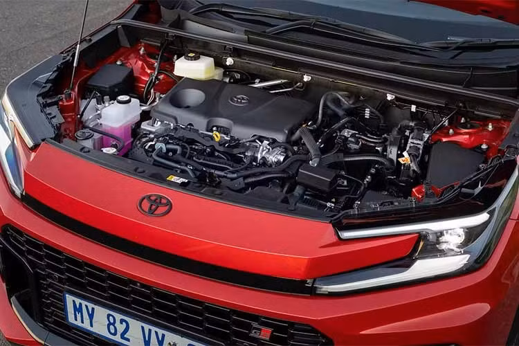 Điểm khác biệt lớn nhất nằm ở hệ truyền động khi phiên bản này sử dụng hệ hybrid tiêu chuẩn, thay vì hệ plug-in hybrid (PHEV). Xe được trang bị pin dung lượng nhỏ hơn và không hỗ trợ sạc ngoài, trong khi vẫn duy trì hệ dẫn động bốn bánh toàn thời gian, với trục sau được dẫn động bằng mô-tơ điện.