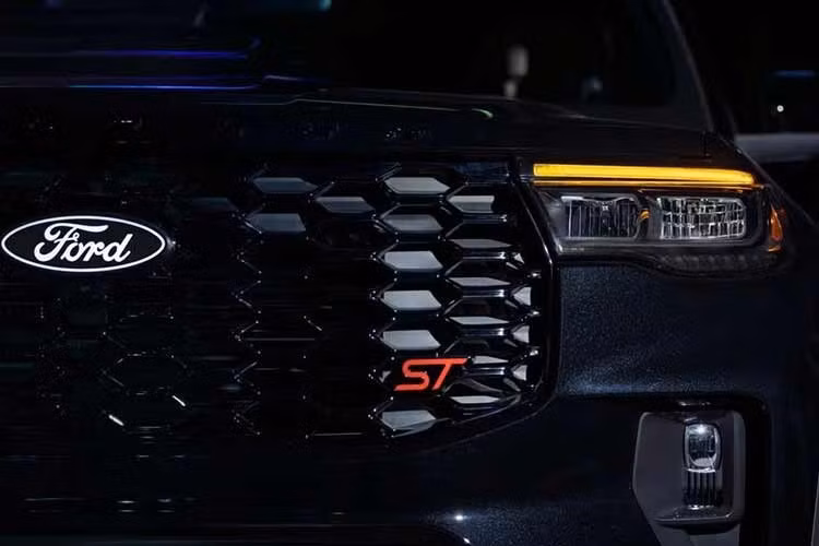 Sự kết hợp này giúp mẫu SUV Explorer ST hiệu suất cao của Ford có diện mạo mạnh mẽ và khác biệt hơn so với phiên bản tiêu chuẩn. Mức giá dành cho gói tùy chọn Sinister được Ford công bố là 1.695 USD (khoảng 44,59 triệu đồng).