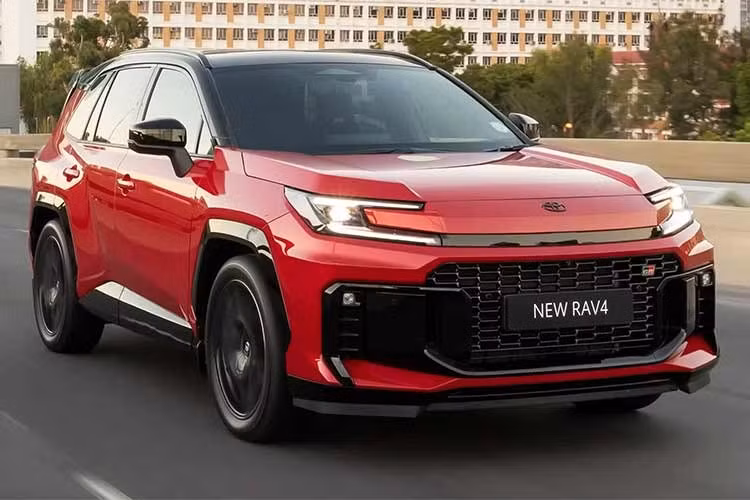 Toyota RAV4 GR Sport hybrid 2026 mới được phát triển với định hướng nhấn mạnh trải nghiệm lái thể thao, đi kèm hàng loạt tinh chỉnh khung gầm như lò xo mới, giảm xóc được hiệu chỉnh lại, hệ thống lái tái thiết lập, bổ sung thanh giằng thân xe, mở rộng vệt bánh và sử dụng mâm hợp kim kích thước 20 inch.