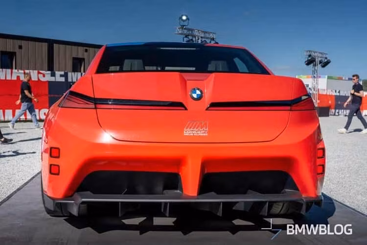 BMW M Concept Neue Klasse lần đầu xuất hiện tại giải đua 24 Hours of Le Mans. Tại sự kiện này, BMW đã chính thức gọi mẫu xe concept này là “bản xem trước cho ngôn ngữ thiết kế mới của các mẫu xe hiệu suất cao BMW M GmbH”. Đồng thời, BMW khẳng định mẫu xe này “gửi đi tín hiệu rõ ràng về tương lai thuần điện của thương hiệu”.