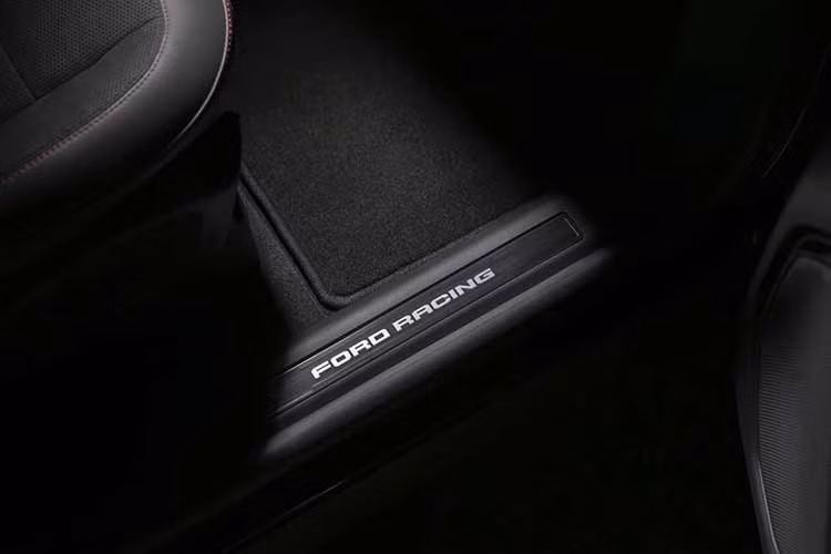 Dù có diện mạo mới, mẫu xe SUV Ford Explorer ST 2027 với gói nâng cấp ngoại hình Sinister không nhận bất kỳ nâng cấp nào về hệ truyền động cũng như trang bị nội thất...