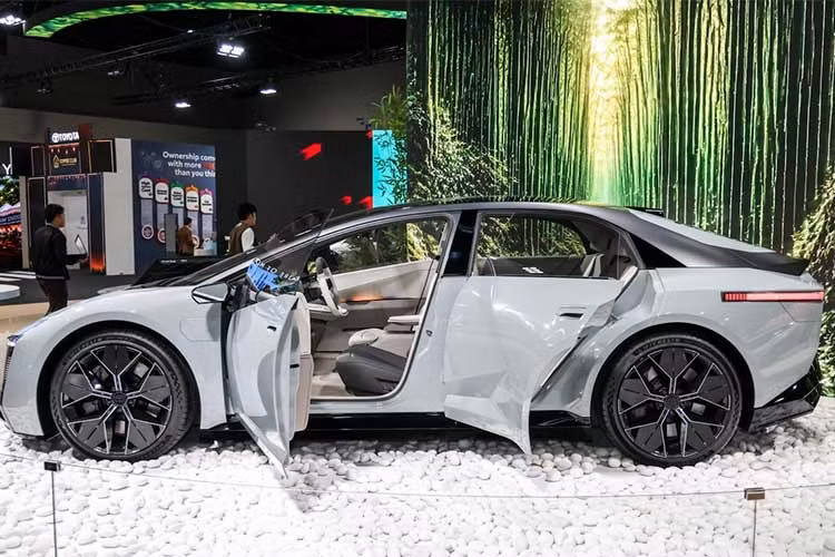 Toyota cho biết thiết kế này mang lại trải nghiệm thị giác gần với phong cách “tàu vũ trụ” khi ngồi trong xe. Chi tiết dải dọc tích hợp đèn LED kéo dài thân xe gợi liên tưởng đến mẫu FT-3e Concept từng xuất hiện tại Japan Mobility Show 2023 và được trưng bày tại KLIMS 2024.