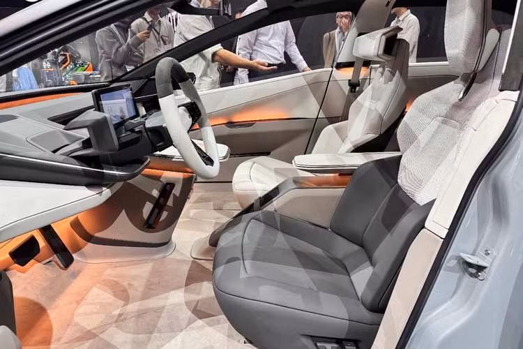 Bên trong Toyota Corolla Concept, nội thất của xe theo hướng tối giản mạnh. Xe không trang bị màn hình trung tâm, thay vào đó là màn hình dành cho người lái và một màn hình riêng cho hành khách phía trước.