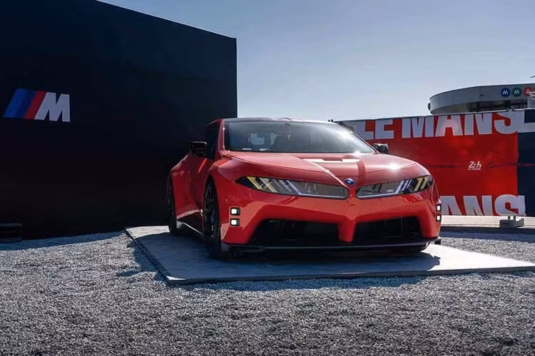 Mẫu xe BMW M3 sắp được áp dụng chiến lược đa dạng hệ truyền động mà hãng xe Đức đang triển khai trên toàn bộ danh mục sản phẩm. Phiên bản dùng động cơ đốt trong của M3 vẫn sẽ ra mắt, nhưng trước đó BMW đã vén màn M Concept Neue Klasse.