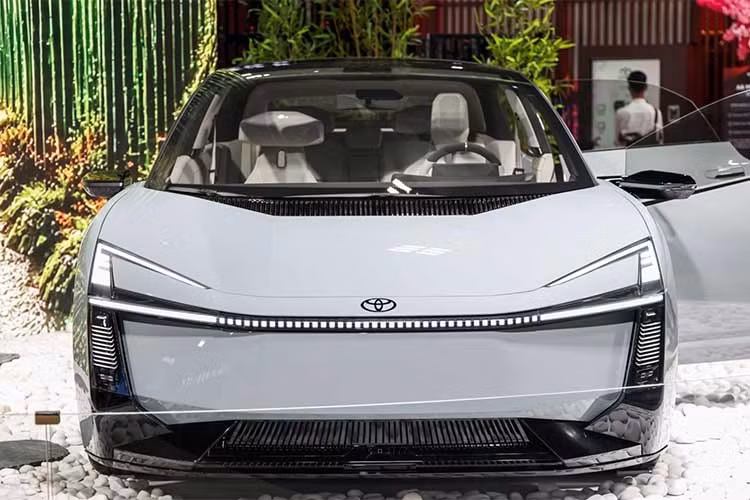 Toyota hiện chưa công bố thông tin về khả năng thương mại hóa của mẫu Corolla Concept. Tuy nhiên, thiết kế mang tính đột phá của mẫu xe này cho thấy định hướng thay đổi trong cách tiếp cận dòng sedan truyền thống của hãng trong tương lai.