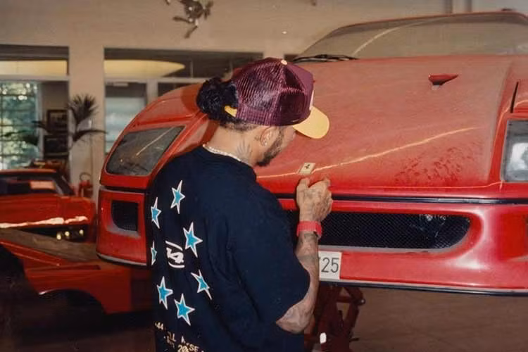 Mặc dù Hamilton đã đầu quân cho đội đua Ferrari F1 trong gần 2 năm, việc tìm được một chiếc xe F40 hoàn hảo lại là một thử thách không nhỏ. Thử thách đó cuối cùng đã hoàn thành khi tay đua người Anh mới đây đã chính thức khoe chiếc Ferrari F40 của mình trên mạng xã hội.