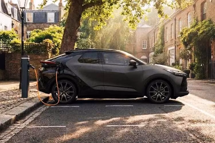 Toyota đã bắt đầu nhận đơn đặt hàng cho C-HR 2027 tại nhiều thị trường châu Âu, nhưng mức giá bán vẫn chưa được công bố. Bên cạnh những bổ sung dành cho phiên bản GR Sport cao cấp nhất, danh mục sản phẩm của dòng SUV cỡ B này còn được đơn giản hóa. Thế hệ thứ hai của Toyota C-HR ra mắt vào năm 2023 và vẫn chưa trải qua đợt nâng cấp giữa vòng đời.