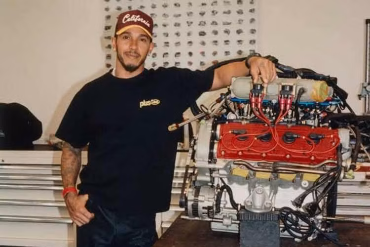 Dù bản thân Hamilton không xa lạ với những mẫu siêu xe, từng sở hữu một số chiếc như Ferrari LaFerrari và Pagani Zonda 760 LH nhưng có vẻ như anh đã không còn hứng thú với việc sưu tầm xế hộp. Những thông tin gần đây cho biết anh đã bán toàn bộ bộ sưu tập siêu xe của mình.