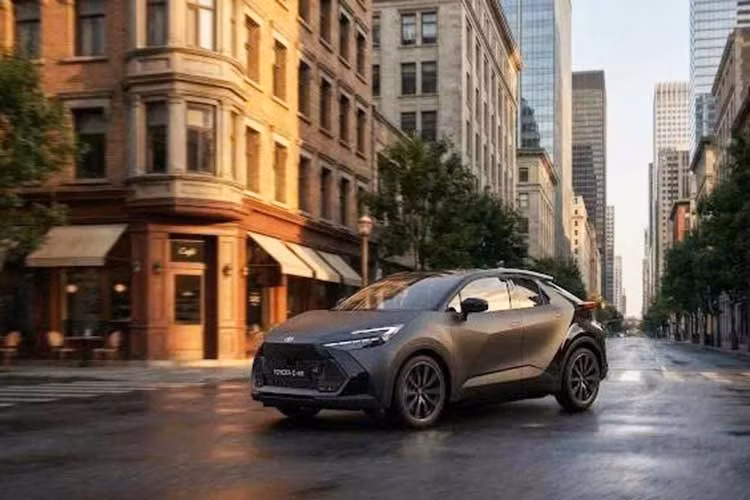 C-HR phiên bản châu Âu gần như không liên quan đến mẫu xe cùng tên dành cho thị trường Mỹ. Trong khi đó, Toyota C-HR đang bán tại Mỹ lại được phân phối ở châu Âu dưới dạng mẫu SUV thuần điện có kích thước lớn hơn và sở hữu tên gọi C-HR+. Thay vì sử dụng hệ truyền động thuần điện, Toyota C-HR tại châu Âu được cung cấp với các tùy chọn động cơ hybrid và hybrid cắm sạc.