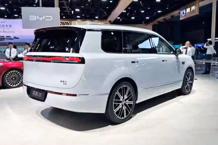 Một điểm đáng chú ý là Sealion 08 được BYD trang bị công nghệ sạc nhanh, cho phép bổ sung quãng đường sử dụng trong khoảng 5 phút và hoàn tất quá trình sạc trong 9 phút trong điều kiện sạc tiêu chuẩn. Ngoài ra, xe còn sở hữu hệ thống kiểm soát thân xe thông minh DiSus-A, hệ thống treo khí nén hai khoang có khả năng dự đoán mặt đường và hệ thống đánh lái bánh sau.