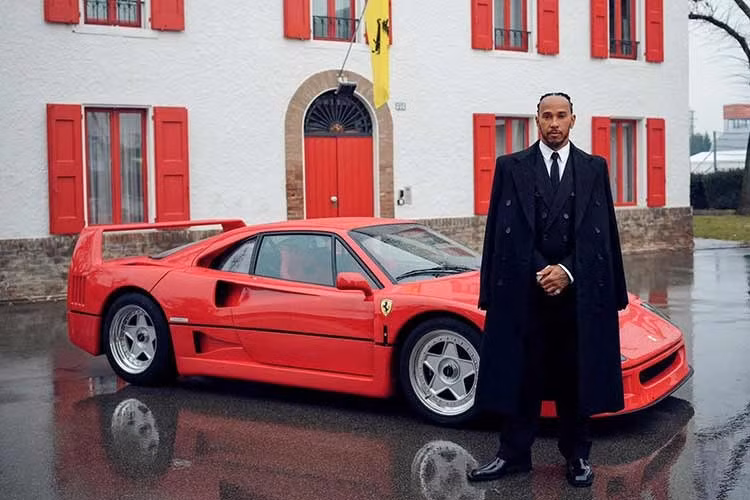 Hamilton hé lộ sẽ đăng một đoạn video giới thiệu đầy đủ về chiếc Ferrari F40 của mình lên YouTube. Tay đua F1 này đã bắt đầu khám phá văn hóa xe hơi thông qua kênh YouTube của mình. “Đây là chiếc xe trong mơ của tôi”, Hamilton viết. “Xin gửi lời cảm ơn đến tất cả những người đã góp phần vào dự án này. Đây thực sự là giấc mơ đã trở thành hiện thực”.