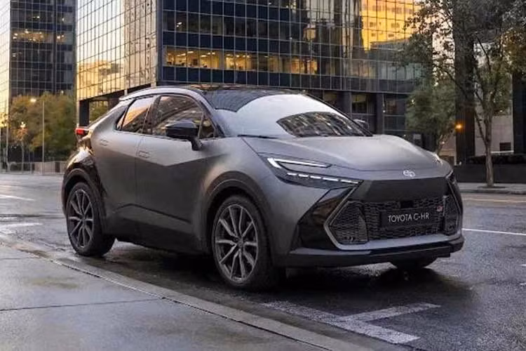 Toyota C-HR ra mắt vào năm 2016 và đã bán được hơn 2,1 triệu xe trên toàn thế giới trong 10 năm qua. Đây là con số lớn đối với một mẫu xe có thiết kế từng gây tranh cãi khi xuất hiện. Toyota đang đánh dấu cột mốc này bằng một số thay đổi dành cho phiên bản GR Sport tại thị trường châu Âu.