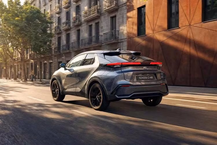 Tông màu kín đáo trên Toyota C-HR GR Sport 2027 mới này đi cùng bộ mâm hợp kim 20 inch mới cũng được sơn màu xám nhám "tông xuyệt tông", lớn hơn loại 19 inch trước đây.