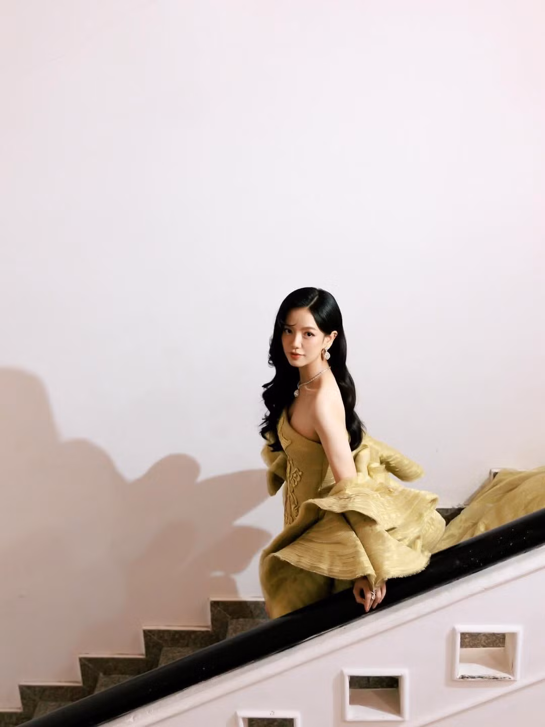“Mưa Đỏ” được xem là một bước tiến lớn khi Lê Hạ Anh đảm nhận vai chính, thể hiện chiều sâu cảm xúc và sự trưởng thành trong diễn xuất.
