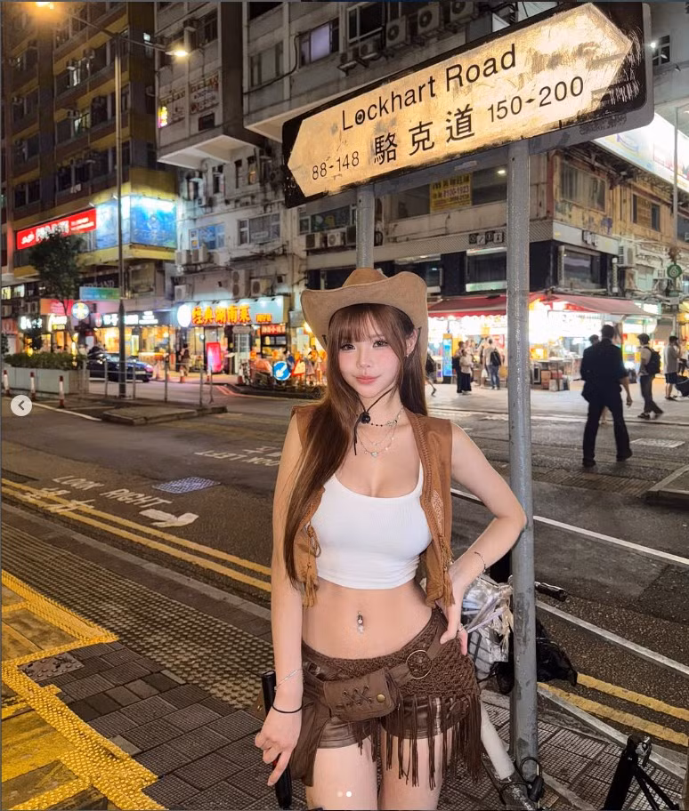Iris sở hữu một vóc dáng mà bất kỳ cô gái nào cũng khao khát và bất kỳ chàng trai nào cũng phải khao khát. Đó là định nghĩa chuẩn mực của "mặt học sinh, body phụ huynh".