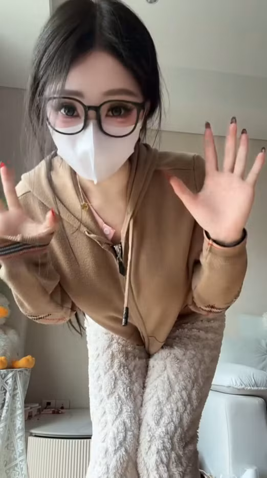 Nguyên do là bởi mimi thường xuyên đăng tải các video khoe dáng, chụp hình quyến rũ hay thậm chí là có cả những content hết sức "nhạy cảm" trên trang cá nhân.