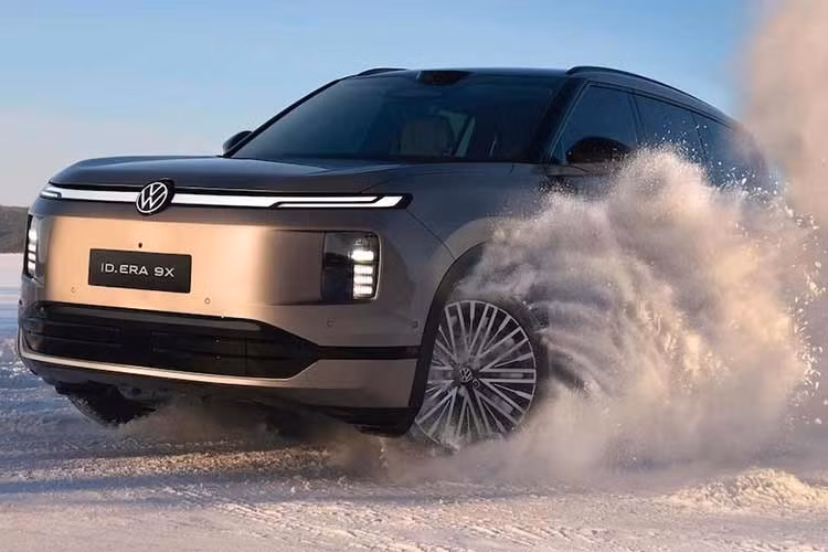 ID. Era 9X là một trong những mẫu xe nặng nhất mà Volkswagen từng phát triển. Phiên bản động cơ kép có thể nặng tới 2.700kg. Nó cũng mang đến một ngôn ngữ thiết kế mới phù hợp hơn với thị hiếu người Trung Quốc, với những màu sắc tươi mới như Xanh Tiên và Vàng Sa Mạc. Nội thất tràn ngập màn hình được cho là "kết hợp thẩm mỹ Đức với nét quyến rũ phương Đông".
