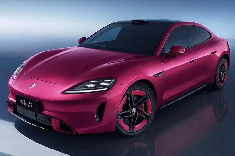 Trước đó, Xiaomi SU7 từng gây tranh cãi khi có thiết kế khá giống mẫu sedan điện của Porsche. Tuy nhiên, với Z7, nhiều ý kiến cho rằng mức độ tương đồng còn rõ ràng hơn. Từ nhiều góc nhìn, mẫu sedan điện này có thể khiến không ít người nhầm lẫn với Taycan, đặc biệt khi quan sát phần thân xe và đường nét tổng thể.