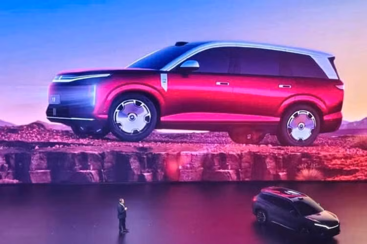 Đúng như kế hoạch từ trước đó, vào ngày 5/3/2026, hãng BYD đã chính thức ra mắt mẫu SUV đầu bảng hoàn toàn mới mang tên Datang hay Great Tang (Đại Đường) tại thị trường Trung Quốc. Đây thực chất là phiên bản sản xuất thương mại của mẫu xe BYD Dynasty-D Concept từng được giới thiệu tại Triển lãm Ô tô Thượng Hải 2025.