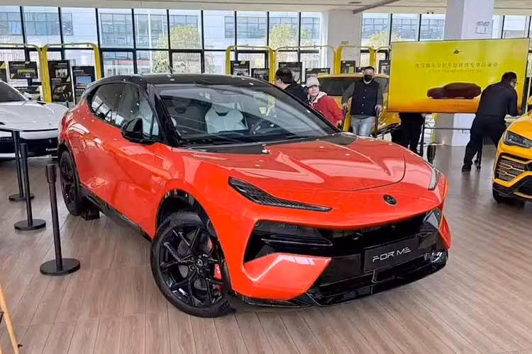 Theo hãng Lotus, LTS là một khung kỹ thuật và điều chỉnh động lực độc quyền, đưa một số hệ thống cốt lõi vào một quy trình phát triển phối hợp. Các kỹ sư của Lotus đã làm việc cùng với các nhà cung cấp chính để cùng phát triển các bộ phận như phanh, thanh ổn định chủ động và phần cứng hệ thống treo.